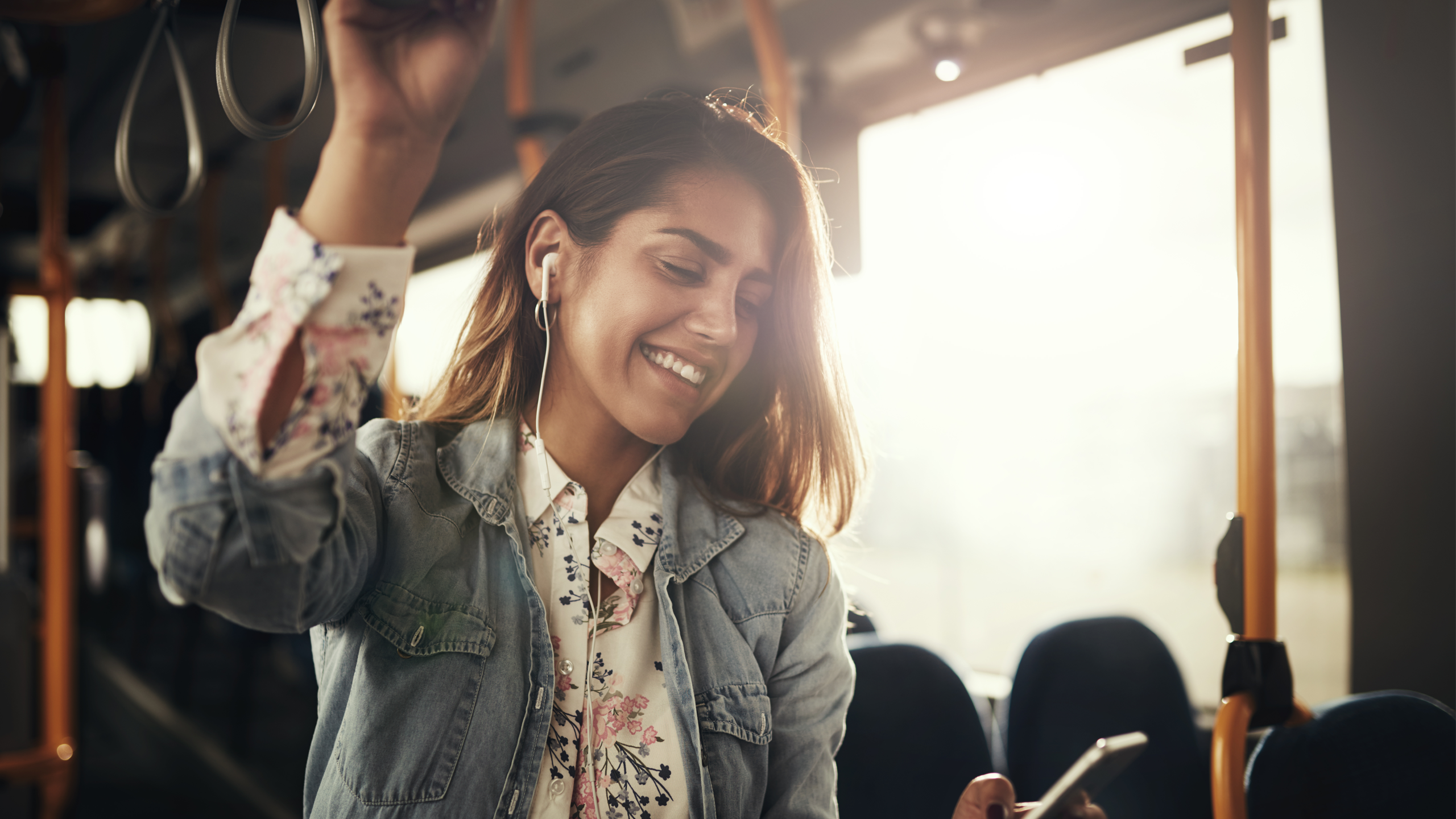 Smilende kvinde i bussen